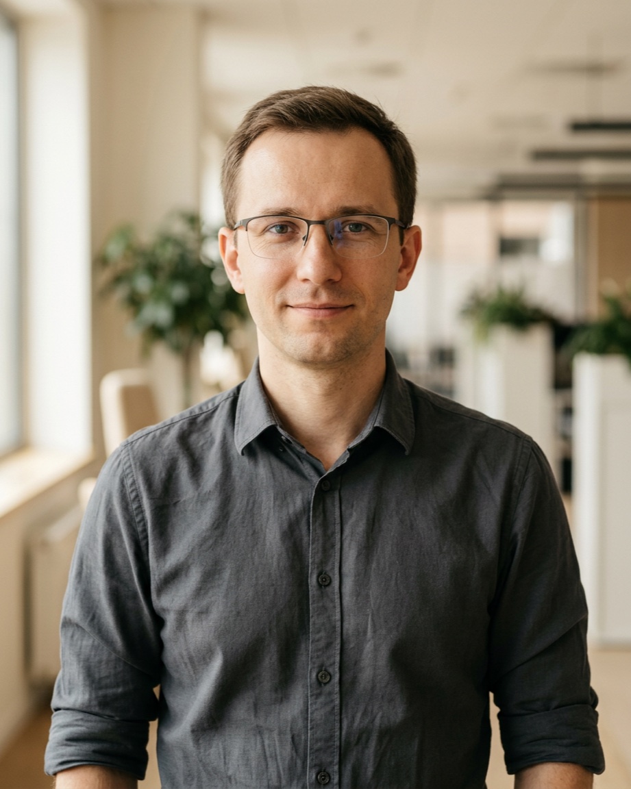 Adam, asystent analityk. Postać wygenerowana przez AI